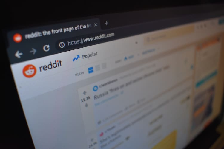 Tietokoneen näytöllä on Reddit auki